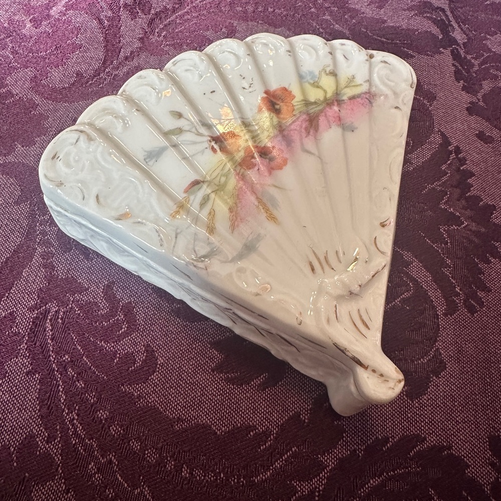 White vintage shell fan trinket box with floral design - Picture 2 of 6